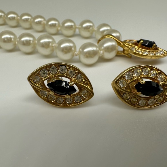 Classy Accessory Set Vintage Black and Faux Pearl Jewelry  Necklace and Earrings - Picture 8 of 16